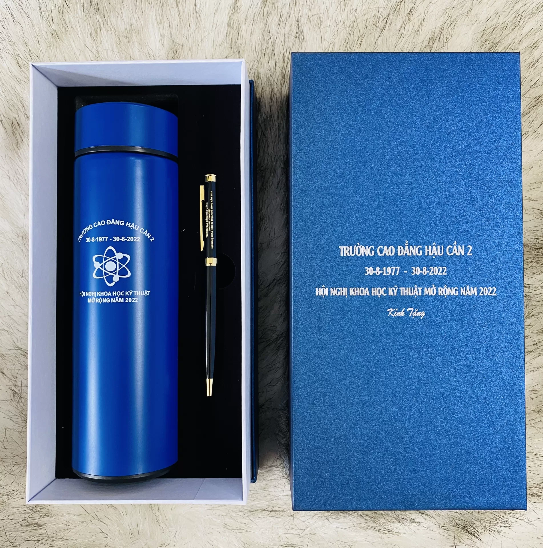 Set quà tặng hội nghị gồm bình giữ nhiệt và bút ký