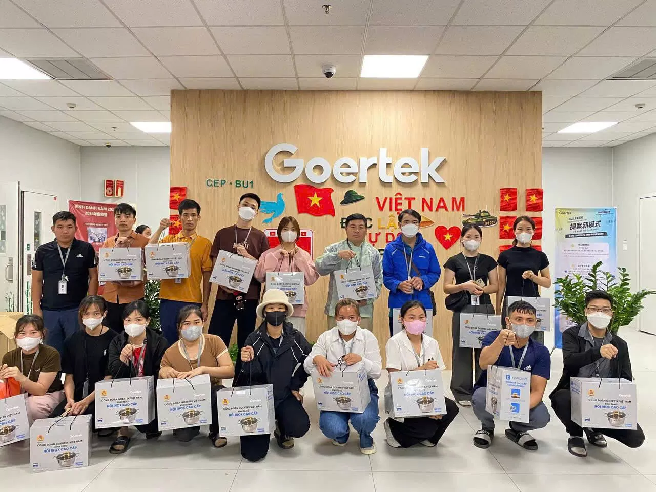 Bàn giao 30.000 quà tặng cho nhân viên GOERTEK dịp 30/4 - 1/5