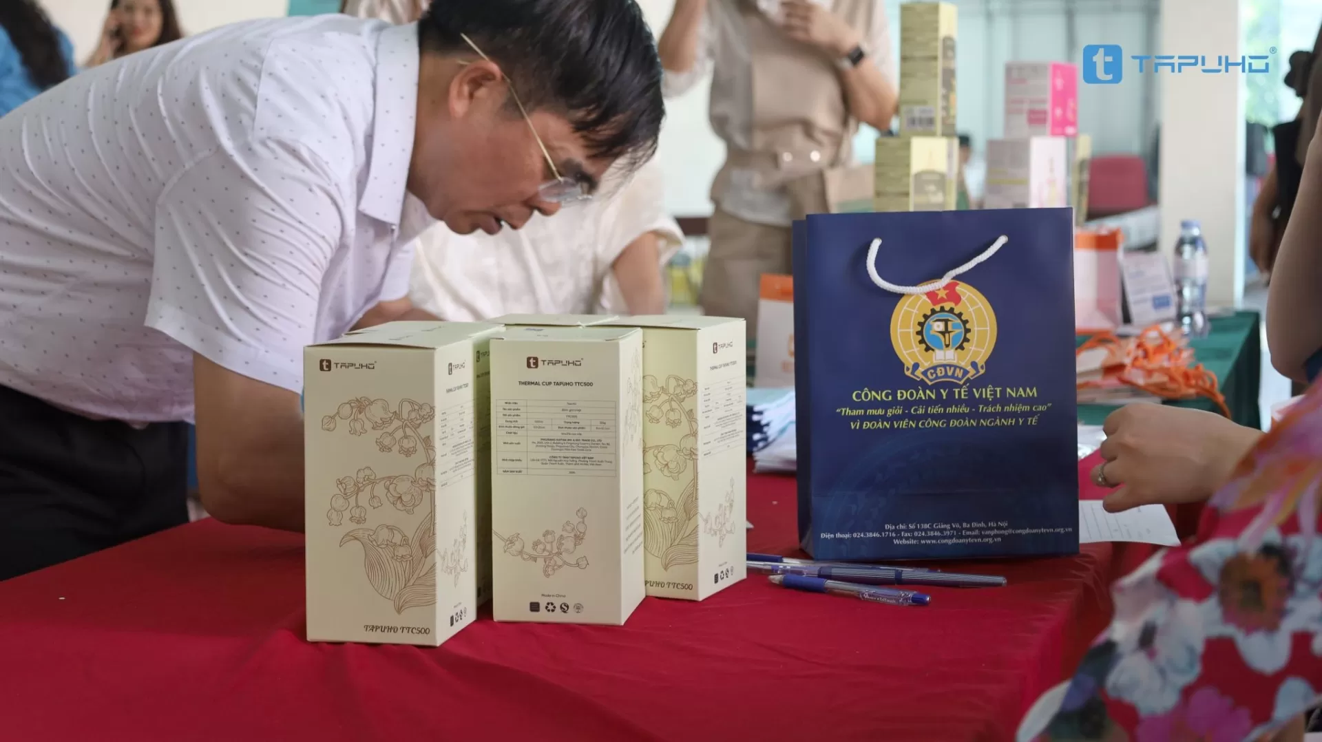 Quà tặng bình giữ nhiệt TAPUHO tại Hội nghị tuyên dương điển hình tiên tiến Công đoàn Y tế Việt Nam