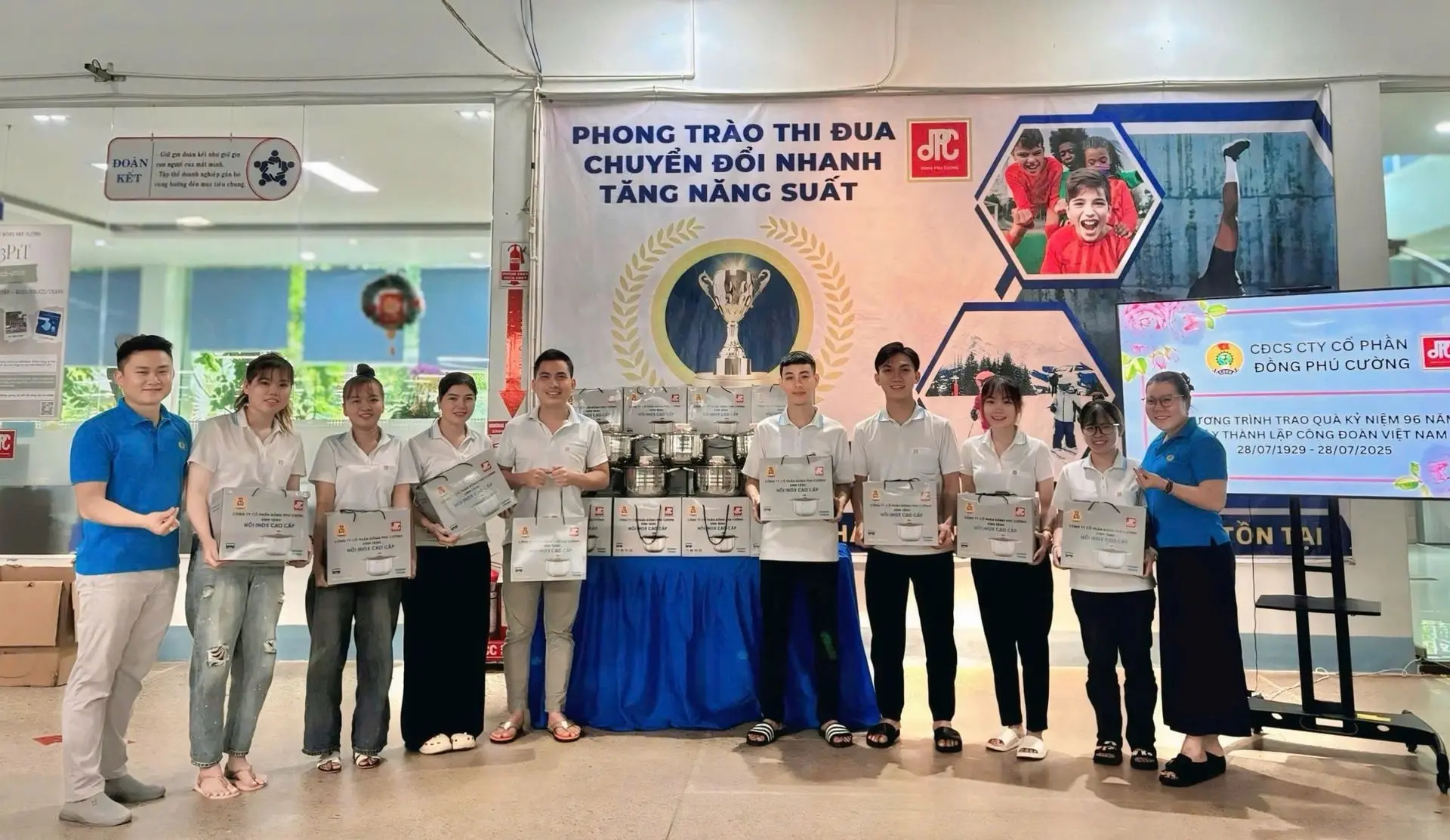 Bàn giao quà tặng nồi inox TAPUHO TP2625 cho Công ty Cổ phần Đồng Phú Cường (Đồng Nai)